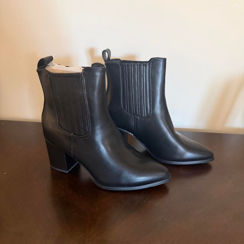 DREAM PAIRS Size 7.5 Black Pointed Toe Heeled Chelsea Ankle Boots